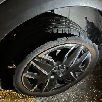 Sıfır Aracın Lastiği 700 Kmde Paramparça Oldu