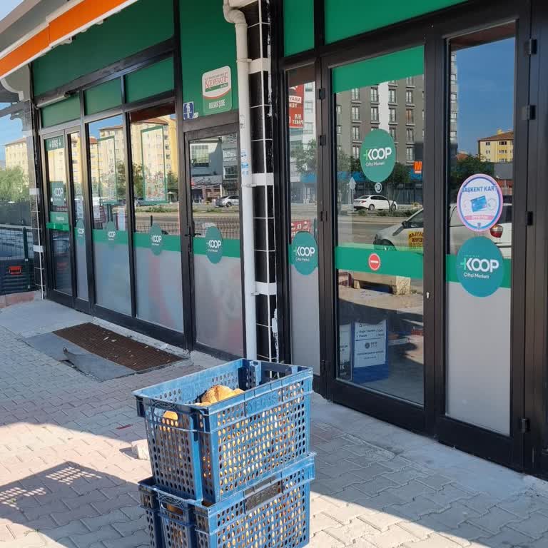 Marketlerde Ekmek Kasalarının Sağlıksız Şekilde Kaldırımda Bırakılması