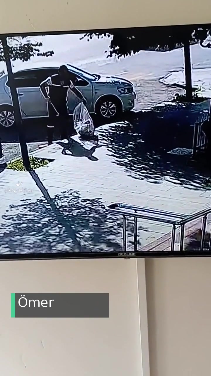 Erzurum Büyükşehir Belediyesi Bina Önüne Çöp Bırakma videonun kapak resmi