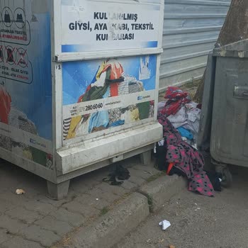 Giysi Kumbarası Kaldırımı Kapatıyor, Çözüm Bekleniyor