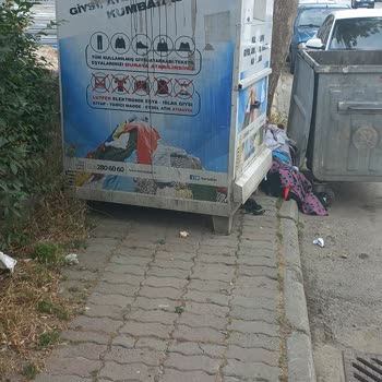Giysi Kumbarası Kaldırımı Kapatıyor, Çözüm Bekleniyor