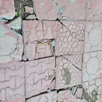 İzinsiz Kazı Çalışması Sonrası Onarılmayan Zemin Ve Yaralanma