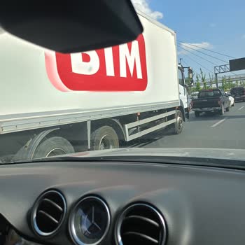 BİM Kamyonu Trafikte Tehlikeli Şekilde Sıkıştırdı