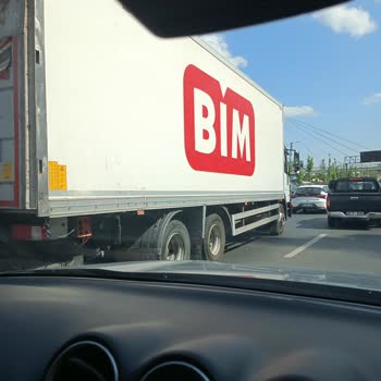 BİM Kamyonu Trafikte Tehlikeli Şekilde Sıkıştırdı