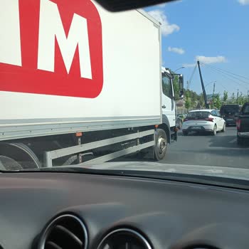 BİM Kamyonu Trafikte Tehlikeli Şekilde Sıkıştırdı