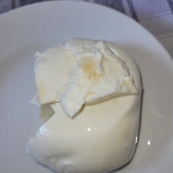 Peynirde Beklenmeyen Lekeler Ve Kötü Tat Deneyimi