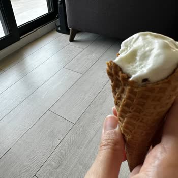 Aldığım Dondurmaların Külahları Bayat Ve Yenilemeyecek Kadar Kötüydü