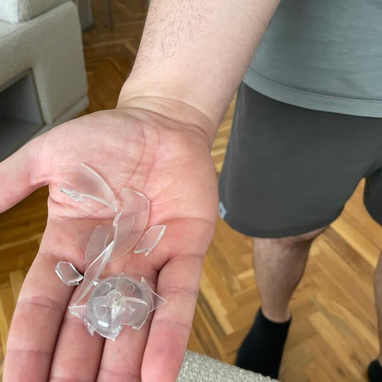 Saç Kurutma Makinesi Kullanımda Patladı Ve Güvenlik Riski Oluşturdu