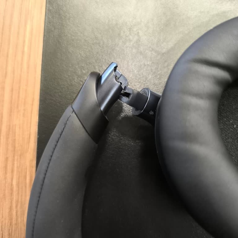 Anker Kulaklıkta Kronik Menteşe Ve Ped Sorunları, Garanti Dışı Bırakılıyor