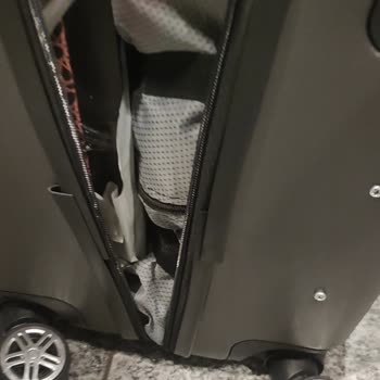 Uçak Altı Valizlerimizin Fermuarları Patladı Kıyafetlerimiz Dışarı Çıktı