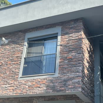 Düşen Kablo Nedeniyle Doğalgaz Tesisatı Ve Aracım Tehlikede, Kurumlardan Çözüm Bekliyorum