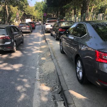 Kaldırımları İşgal Eden Vale Hizmeti Yüzünden Yaya Geçişi Engelleniyor