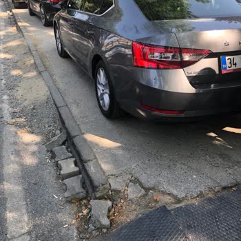 Kaldırımları İşgal Eden Vale Hizmeti Yüzünden Yaya Geçişi Engelleniyor