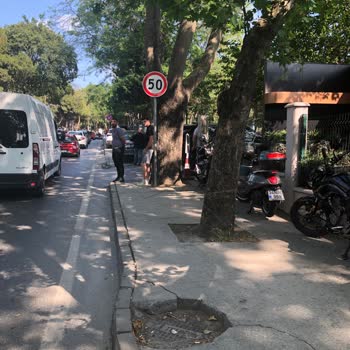 Kaldırımları İşgal Eden Vale Hizmeti Yüzünden Yaya Geçişi Engelleniyor