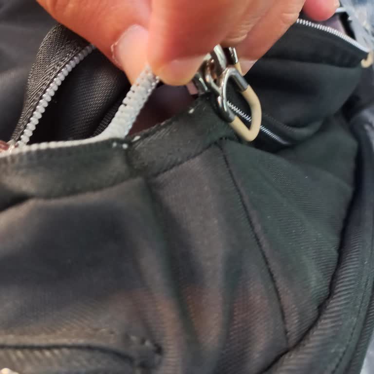 Samsonite Sırt Çantası Kısa Sürede Yırtıldı, Tamir Edilmedi