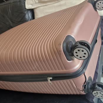 Koffer beschädigt, Rad und Hartschale gerissen auf Qatar Airways Flug