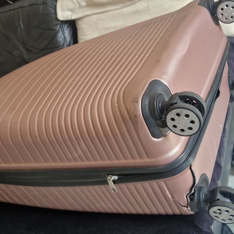 Koffer beschädigt, Rad und Hartschale gerissen auf Qatar Airways Flug