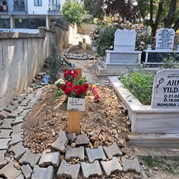 Mezarlık Yolunun Mezarlarla Kapanması Ziyaretimizi Zorlaştırdı