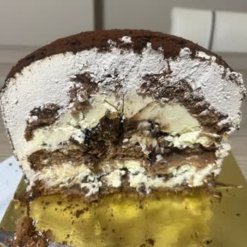 Pahalı Ve Bayat Pasta, İlgisiz İşletme Sahibi