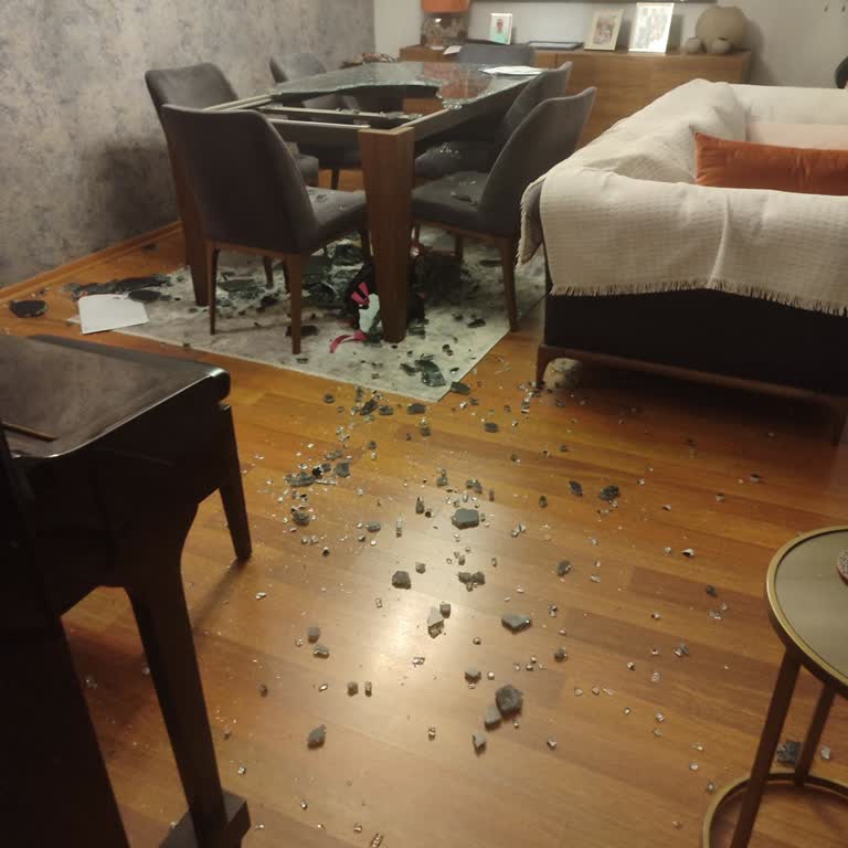 Kırılmaz Denilen Masa Patladı, Ev Cam Kırığıyla Doldu