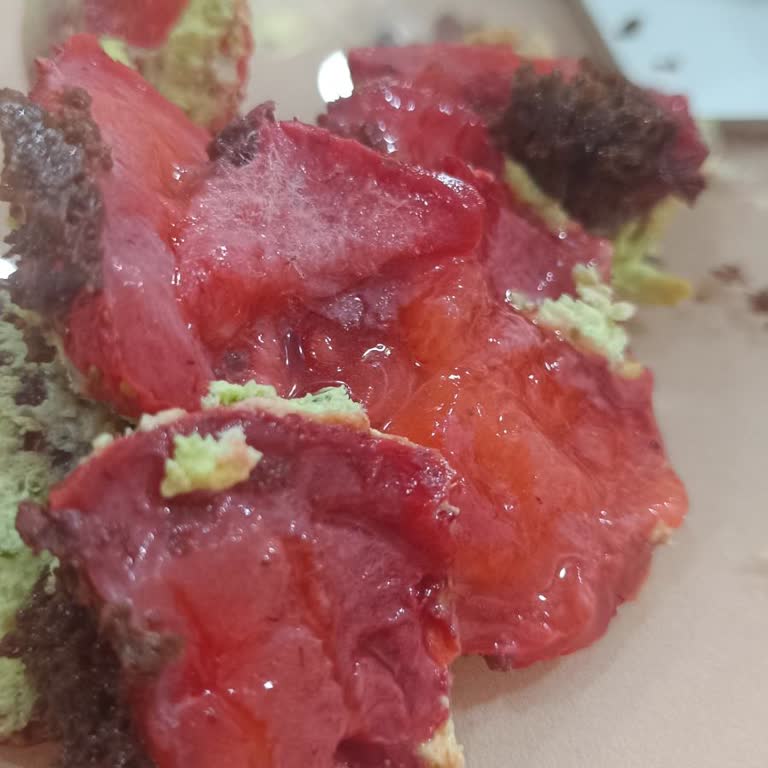 Yeni Alınan Pastadan Ekşi Koku Ve Küf Tadı