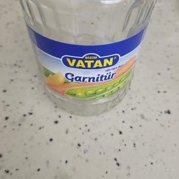 Konserve Garnitürde Kararmış Sebzeler Ve Yabancı Maddeyle Karşılaştım