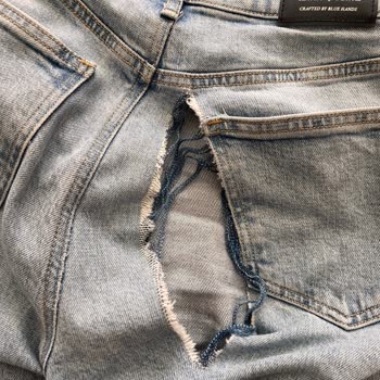 Yeni Alınan Pantolonun Şaşırtıcı Şekilde Yırtılması