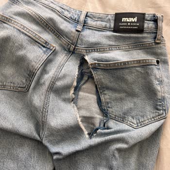 Yeni Alınan Pantolonun Şaşırtıcı Şekilde Yırtılması