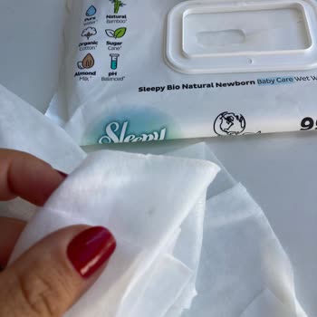 Sleepy Newborn Islak Mendilde Küf Ve Yeşil Lekeler Endişesi