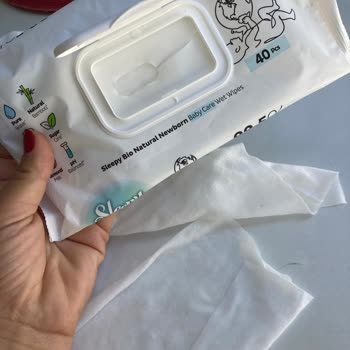 Sleepy Newborn Islak Mendilde Küf Ve Yeşil Lekeler Endişesi