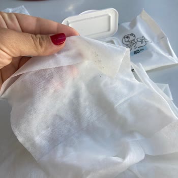 Sleepy Newborn Islak Mendilde Küf Ve Yeşil Lekeler Endişesi