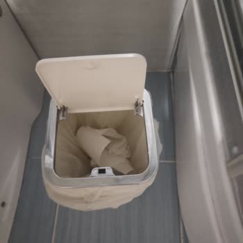 Okyanus Marka Banyo Setinin Çöp Kutusu Kapağı Kısa Sürede Bozuldu