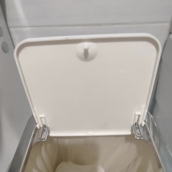 Okyanus Marka Banyo Setinin Çöp Kutusu Kapağı Kısa Sürede Bozuldu