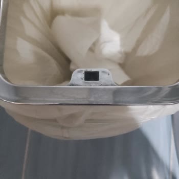 Okyanus Marka Banyo Setinin Çöp Kutusu Kapağı Kısa Sürede Bozuldu