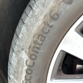 Sıfır Aracın Lastiği Yarıldı, Yedek Lastik Bulunamıyor