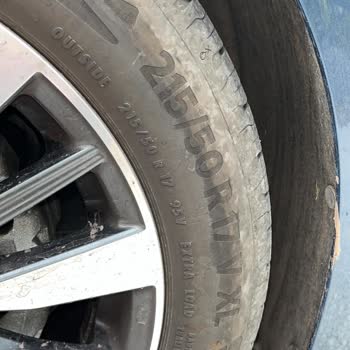 Sıfır Aracın Lastiği Yarıldı, Yedek Lastik Bulunamıyor