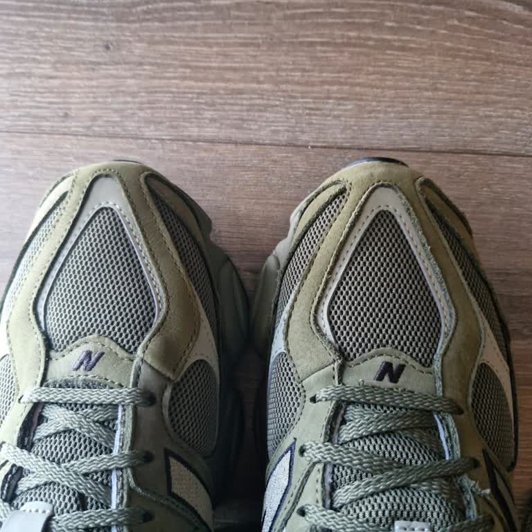 I Received Mismatched New Balance 9060 Shoes Twice from the Official Website