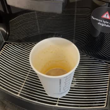 Starbucks Opet, caffè latte mal servido y atención deficiente