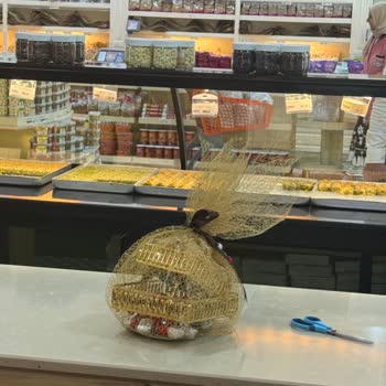 Karton Poşet Kalitesizliği Ve İlgisiz Çalışan Yüzünden Kırılan Aranjman