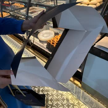 Karton Poşet Kalitesizliği Ve İlgisiz Çalışan Yüzünden Kırılan Aranjman