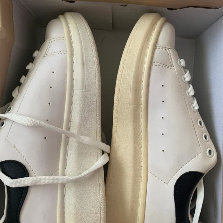 Satın Aldığım Sneaker Teşhir Ve Sararmış Olarak Gönderildi, İade Sürecinde Sorun Yaşıyorum