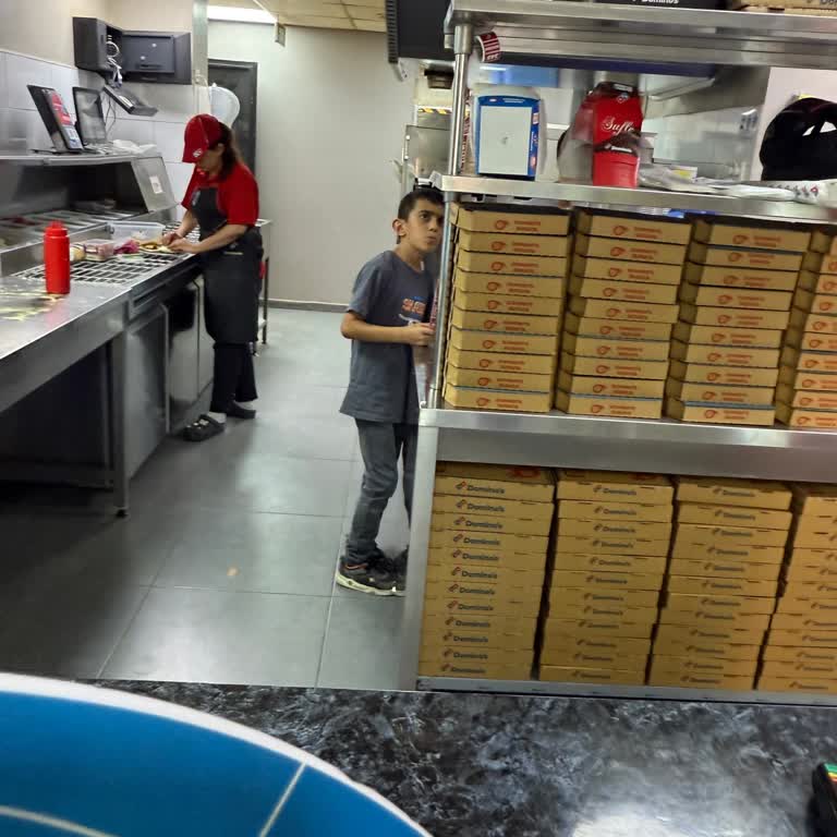 Dominos Şubesinde Hijyen Kurallarına Uyulmuyor