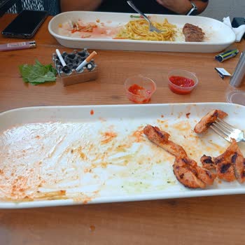 Green Salads Piazza'da Servis Eksikliği Ve İlgisiz Personel