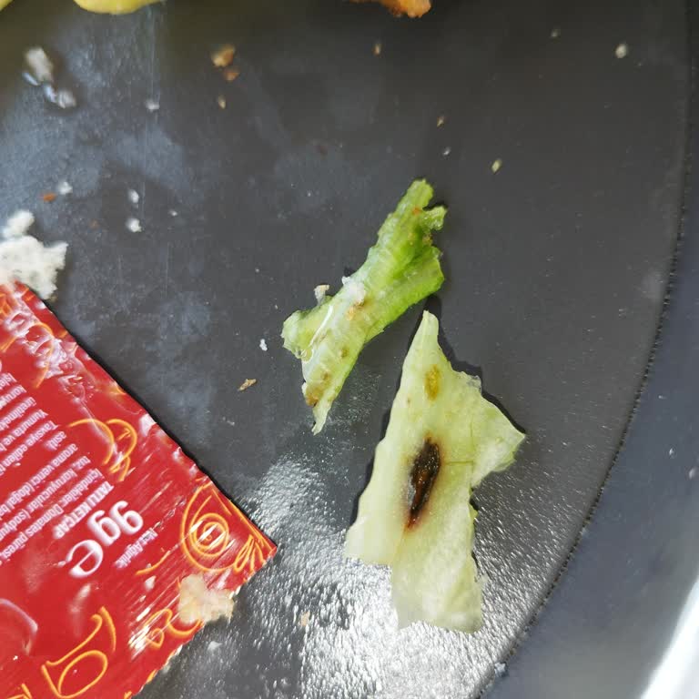 Koza Cafe'de Çürük Marullu Hamburger Ve İlgisiz Hizmet