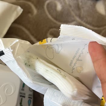 Küflü Islak Mendil Ve İlgisiz Mağaza Çalışanları Mağdur Etti