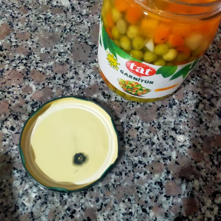 Tat Gıda Konserve Kapağında Belirsiz Siyah Leke Endişesi
