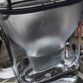 Brita Sürahinin İç Haznesi Kendi Kendine Çatladı