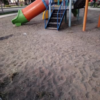 Şehrin Merkezinde Çocuklar İçin Tehlikeli Park Zemini