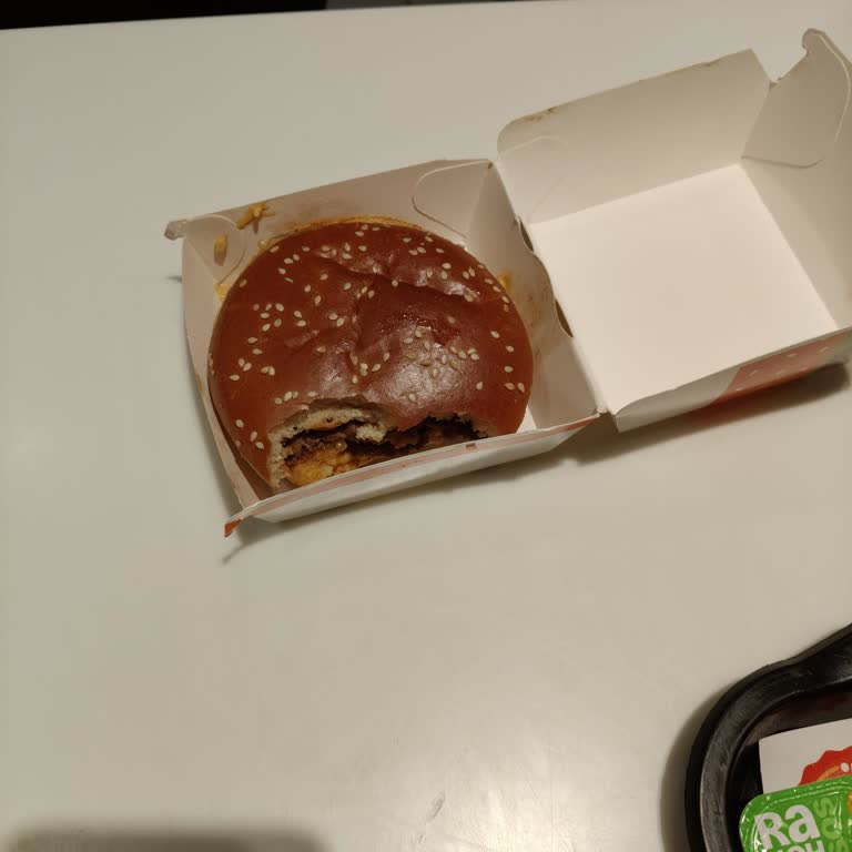 Isırılmış Hamburger Ve İletişimsiz Müşteri Hizmetleriyle Mağduriyet