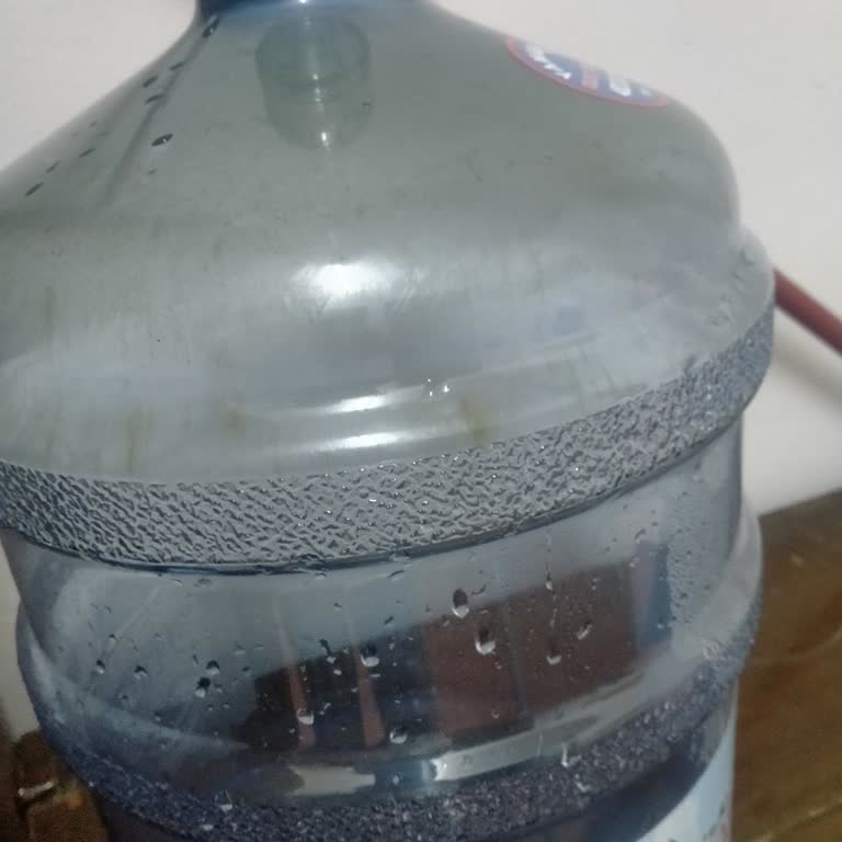 Yamanlar Su Damacana İçi Yosun Tutmuş, Yeşermiş Şekilde Getirilmiş